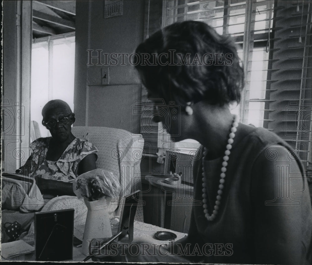 1962 Press Photo Harris County Welfare Office Worker Visits With Seniors at Home