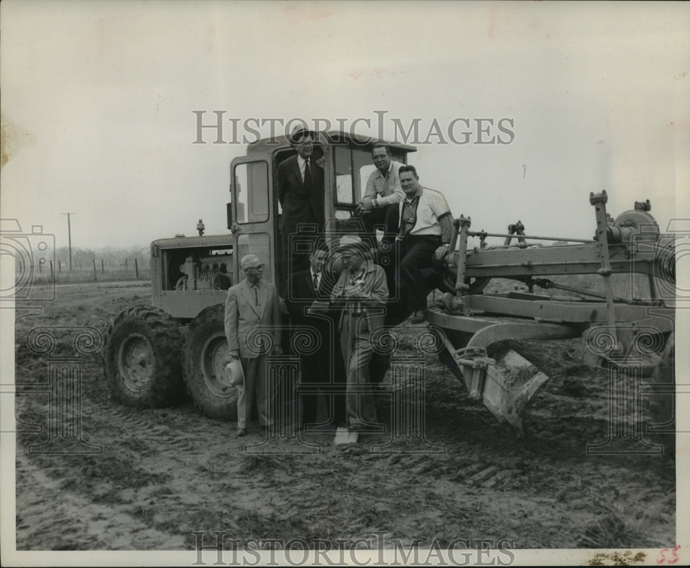 1958 Press Photo Men on Equipment at Harris County Boys School - Texas