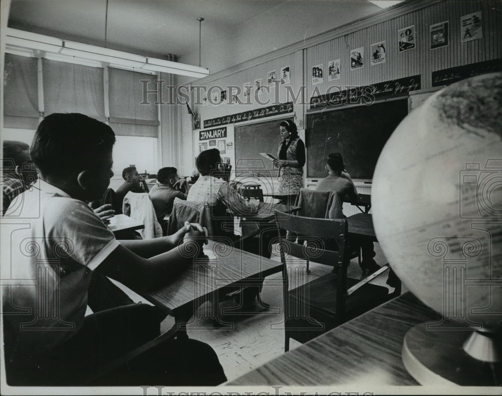1966 Press Photo Mrs. Ruth Hart teaching at County Clear Lake Home for Boys