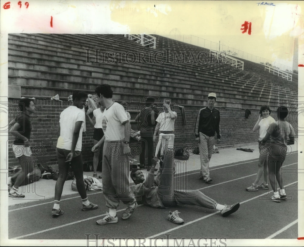 1983 Press Photo Harvard University track team warm up at Rice University, Texas- Historic Images