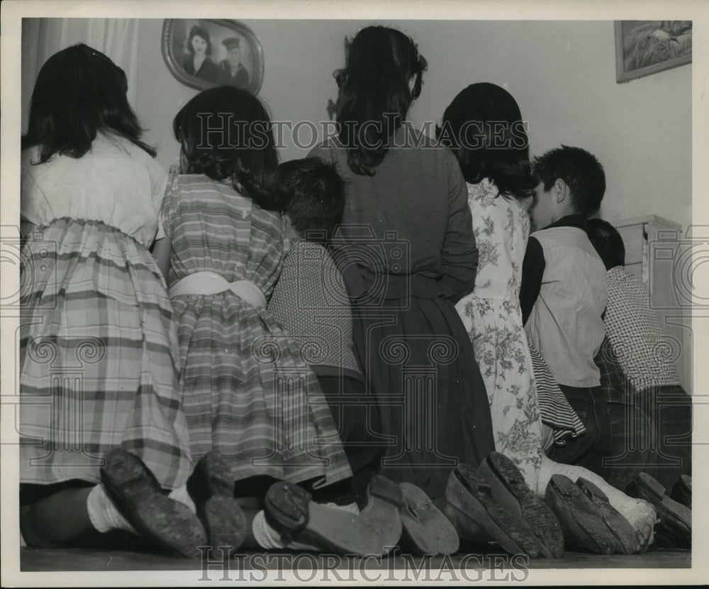 1960 Press Photo Seven children kneeling in Houston - hca26447