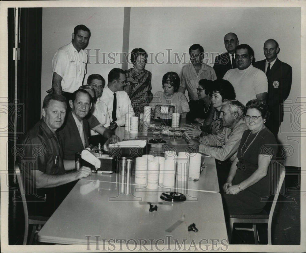 1969 Press Photo Houston bowlers count donation to Goodfellows in Houston