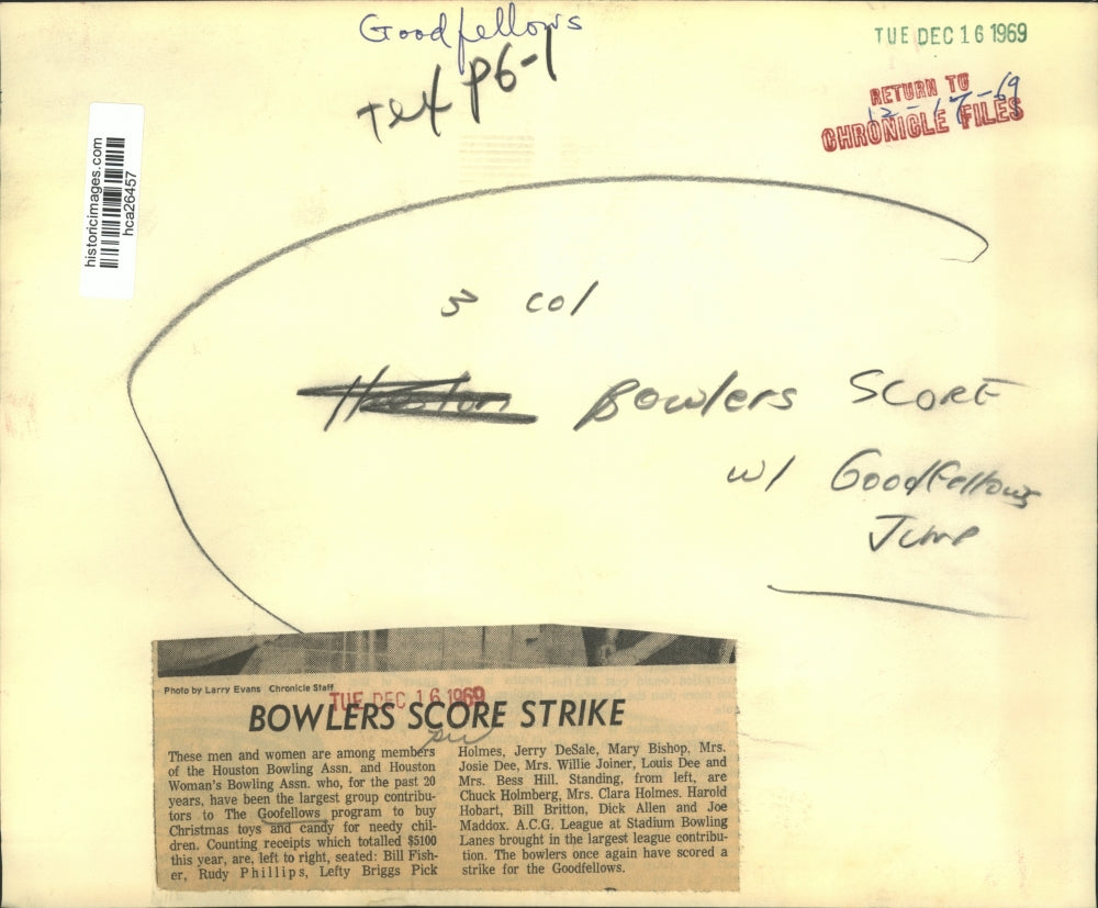 1969 Press Photo Houston bowlers count donation to Goodfellows in Houston