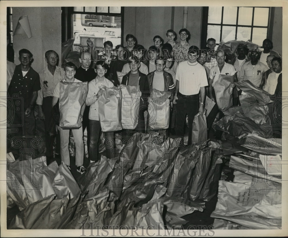 1970 Press Photo Strake Jesuit Prep School students volunteer for Goodfellows TX