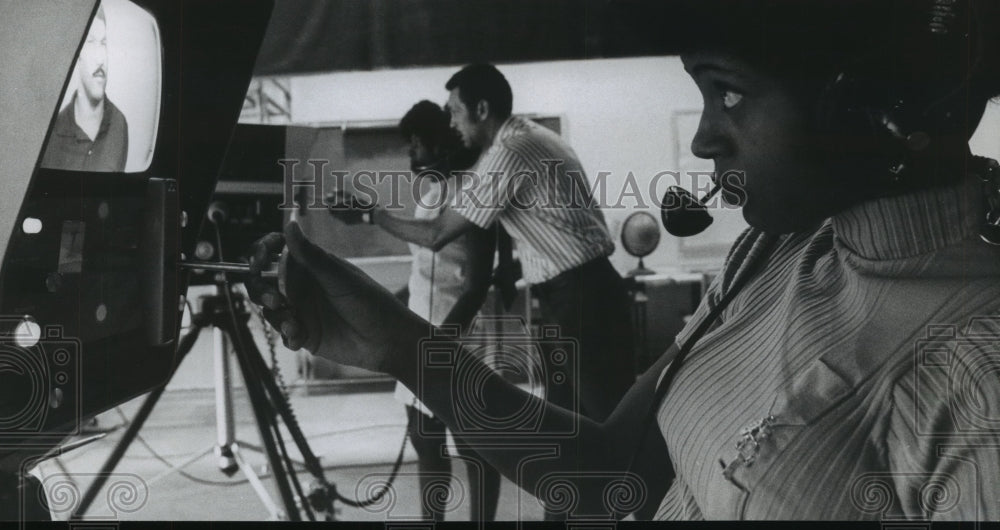 1971 Press Photo Grampling College students and professor Roy Moss in TV studio