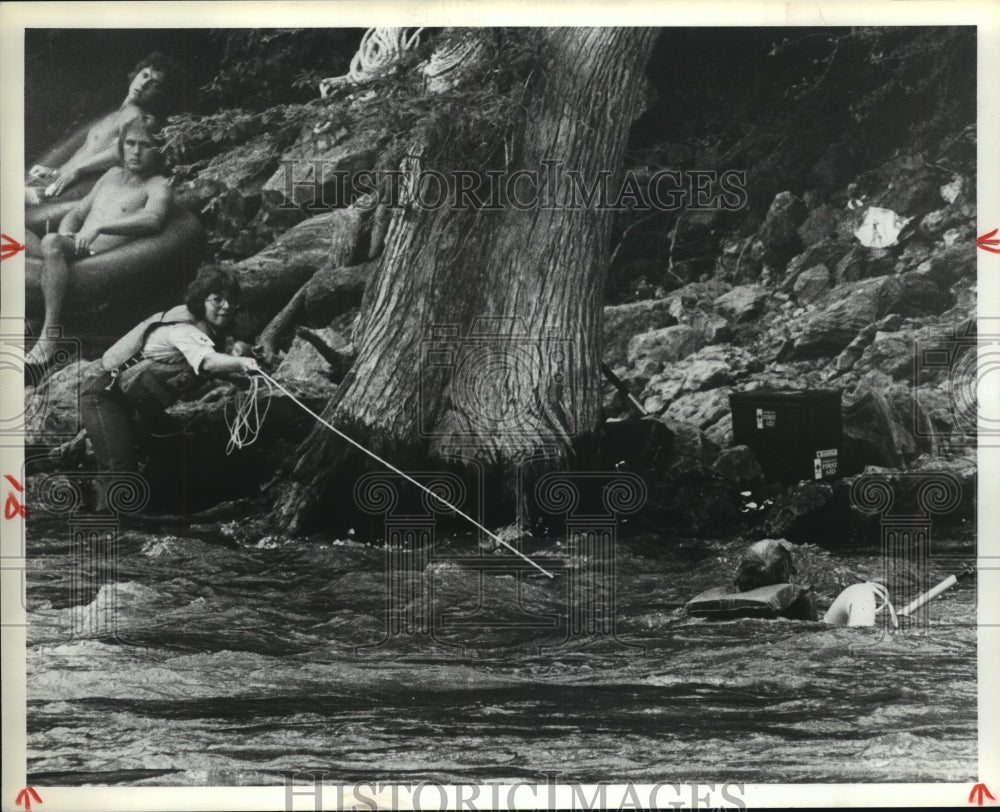 1982 Press Photo Woman pulls person from Guadalupe River in Texas - hca26561- Historic Images