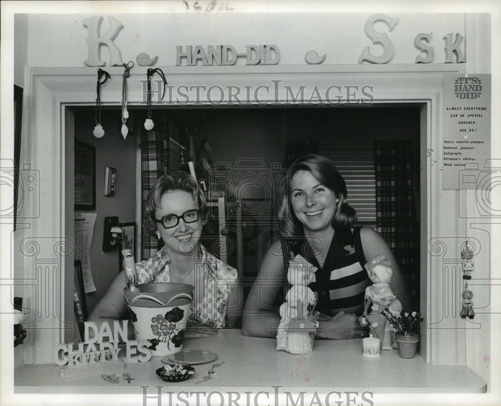 1974 Press Photo Kitty Garrison & Sally Saunders at Hand Did Shop, Houston