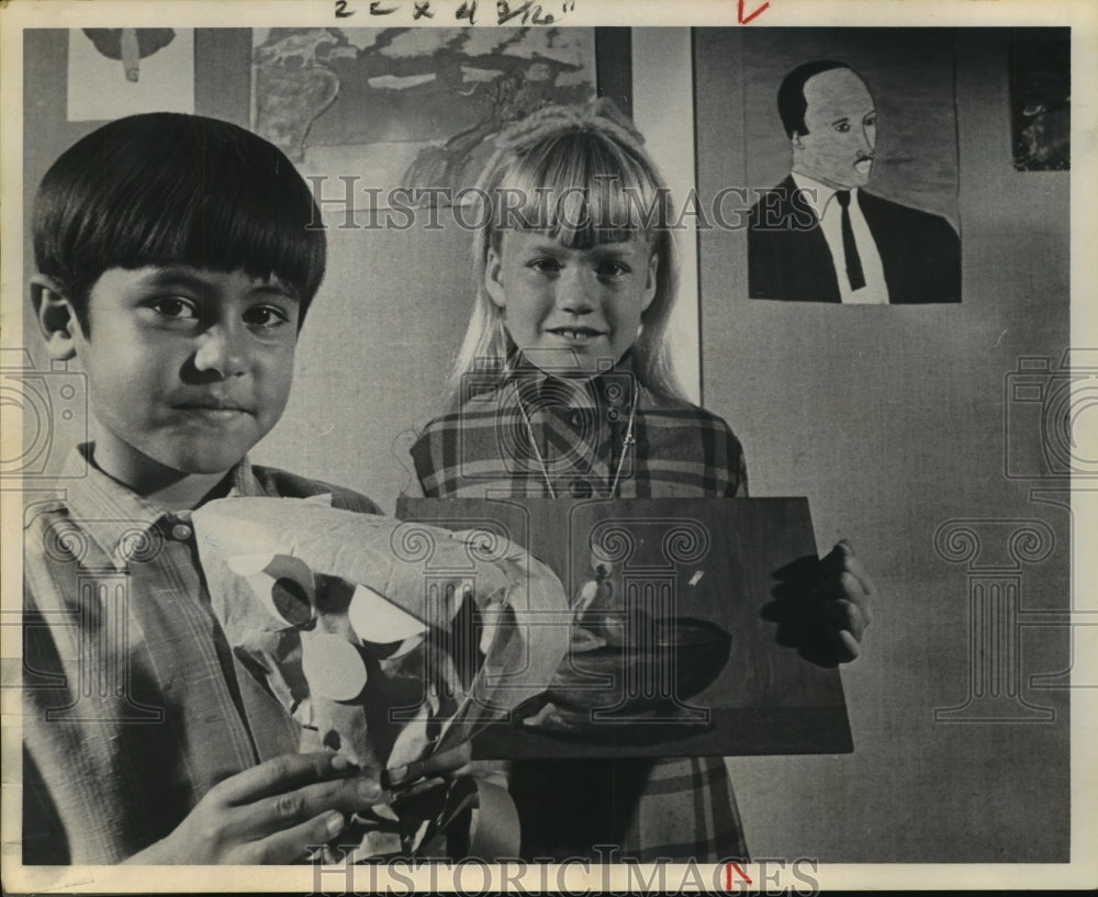 1968 Press Photo Children show artwork - Harris County Community Action Assn.