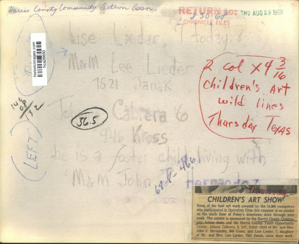 1968 Press Photo Children show artwork - Harris County Community Action Assn.