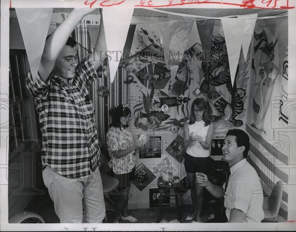 1968 Press Photo Readying First Baptist Church for Coffee House opening, Texas