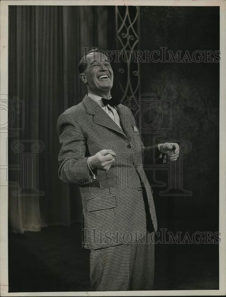 1956 Press Photo Actor Maurice Chevalier on stage - hca26889- Historic Images