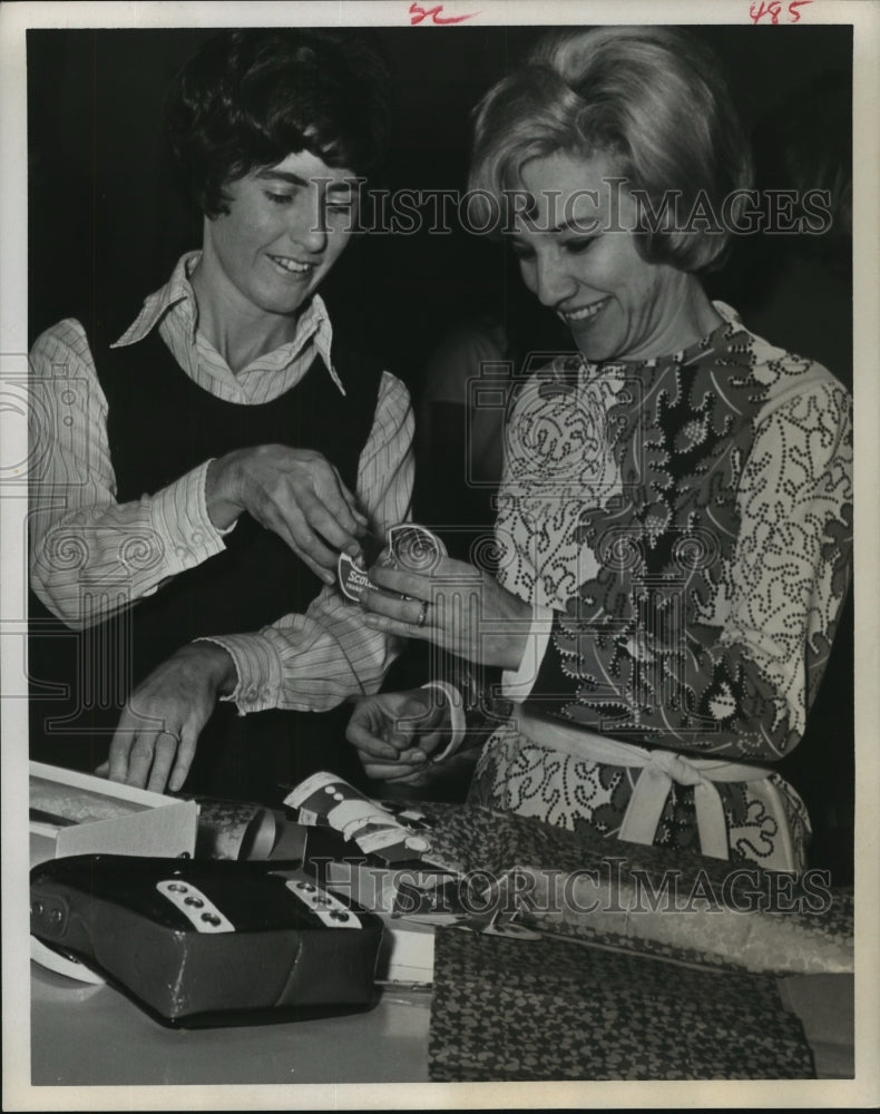 1970 Press Photo Volunteers ready for Juvenile detention ward Xmas party in TX- Historic Images