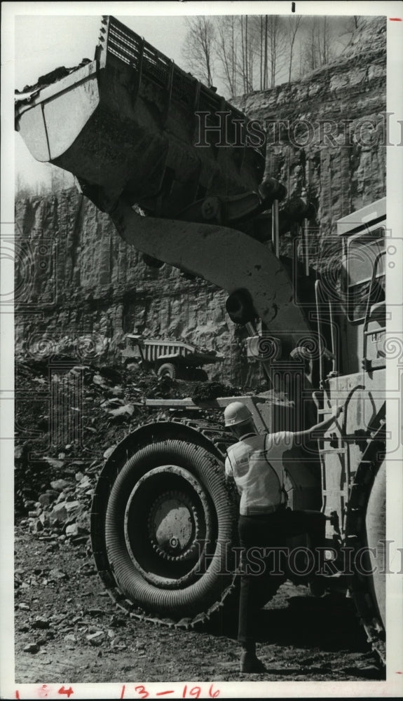 1983 Press Photo Goodyears' Steel Trak loader tire evaluation in Paintsville, KY