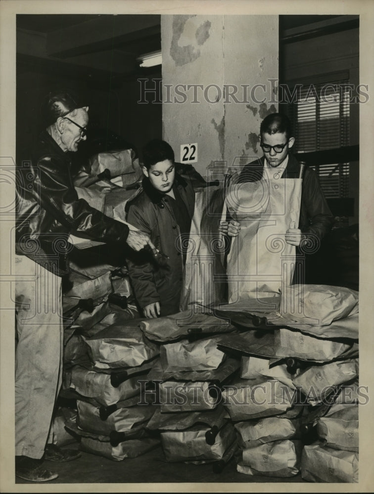 1960 Press Photo Houston Goodfellow volunteers load Christmas toy bags