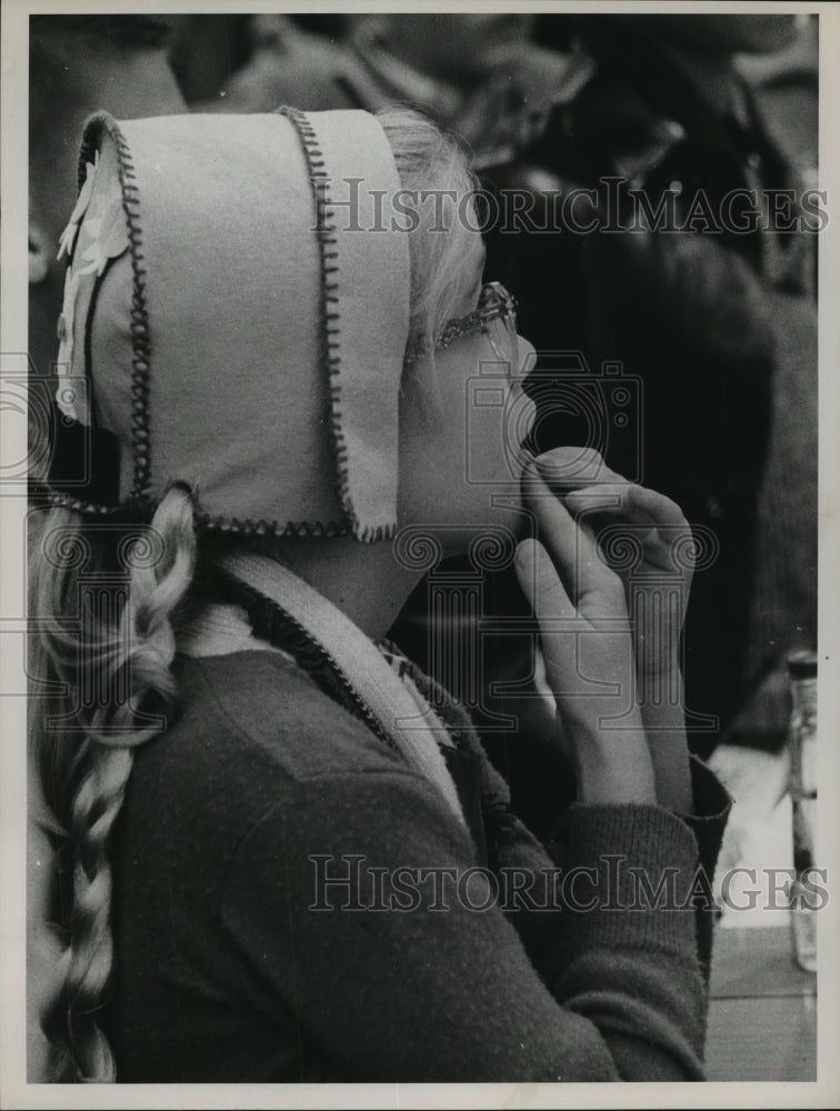 1960 Press Photo Young girl intently watches - Goodfellows, Houston, Texas- Historic Images