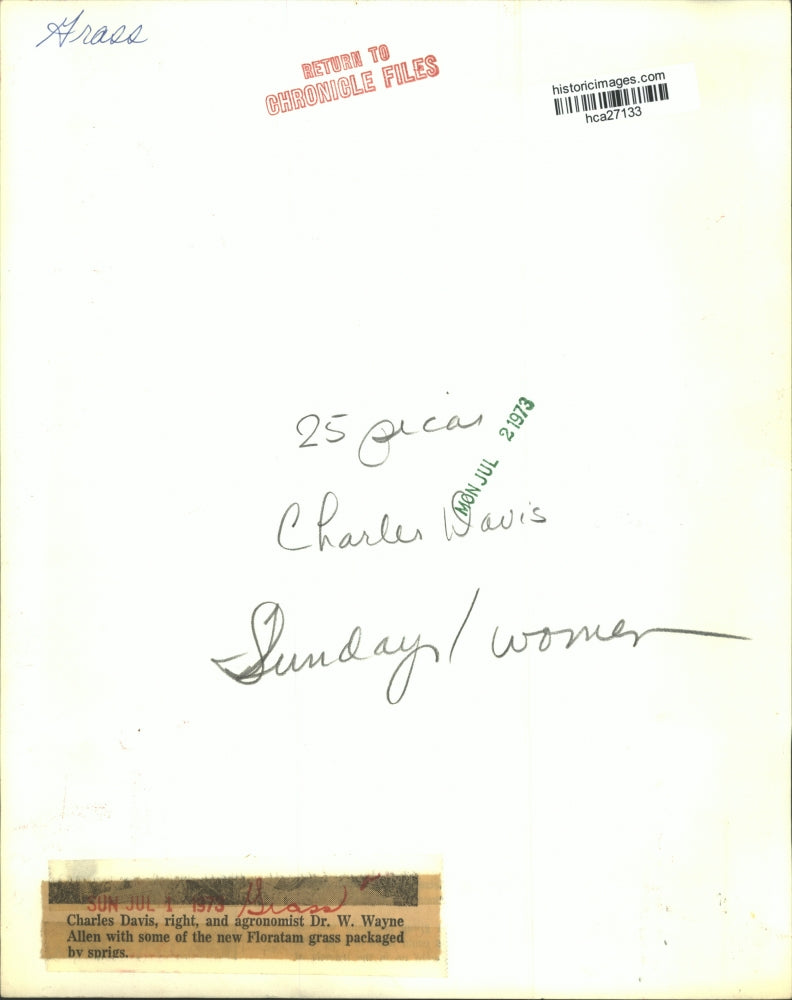 1973 Press Photo Men with new Floratam grass packaged by sprigs - hca27133