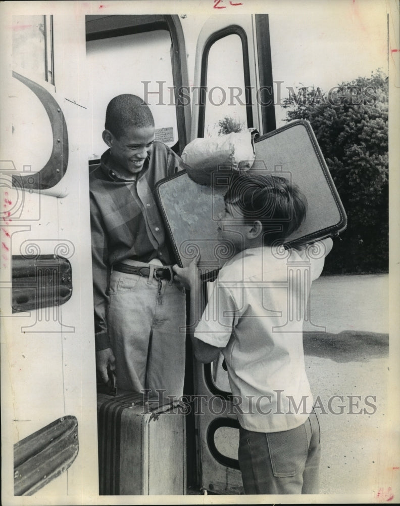 1968 Press Photo Houston children board bus for camp with community action assoc