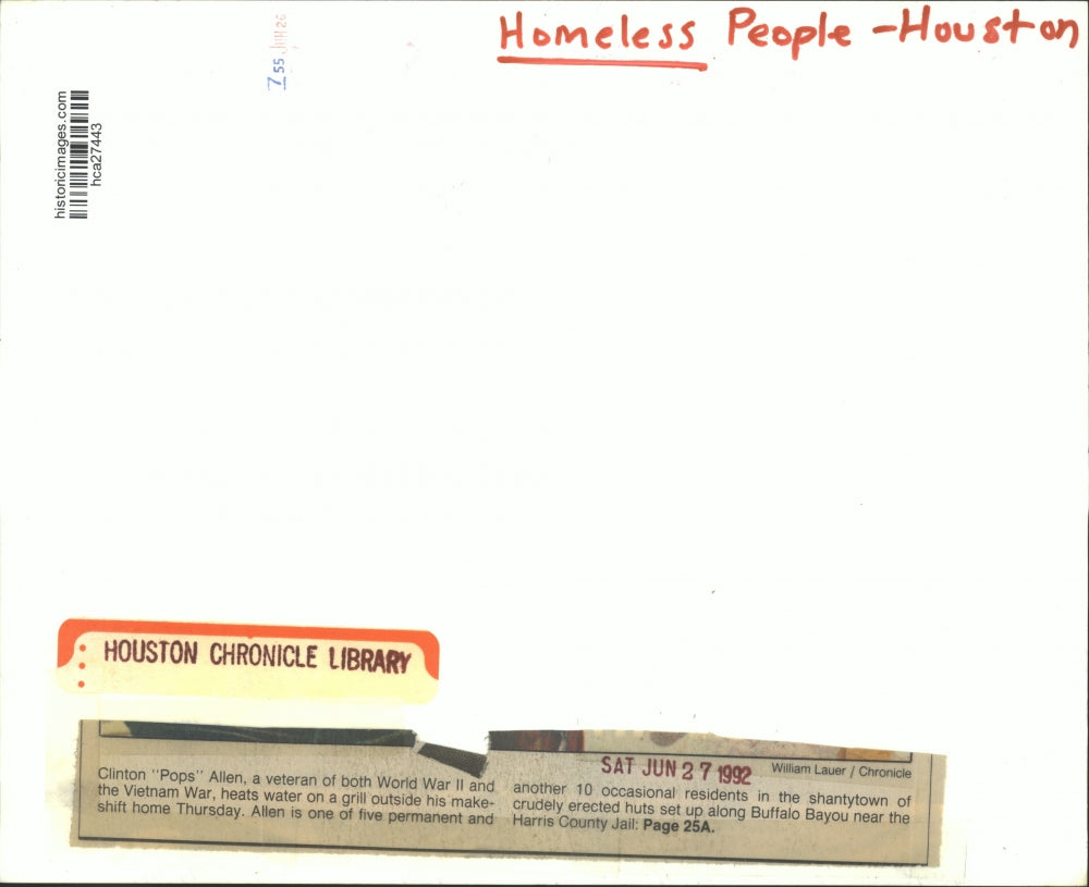 1992 Press Photo Homeless vet Clinton Allen cooks in shanty town in Houston