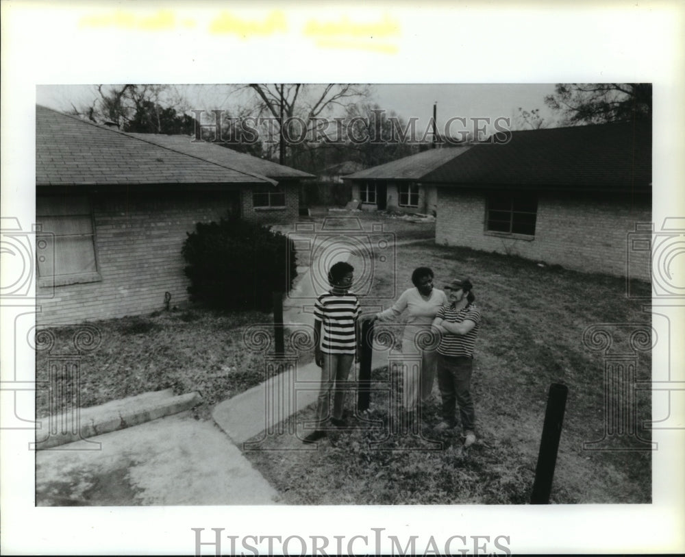 Press Photo Houston homeless shelters founders with homeless man in Houston