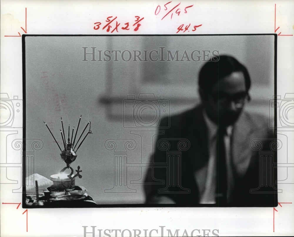 1974 Press Photo Man inside Hindu Temple on Branard in Houston - hca27981