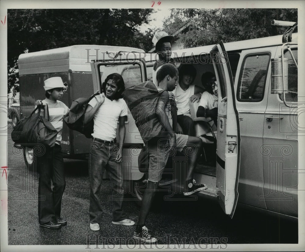 1974 Press Photo Campers board van for Hope Center's Adventure Trails trip, TX