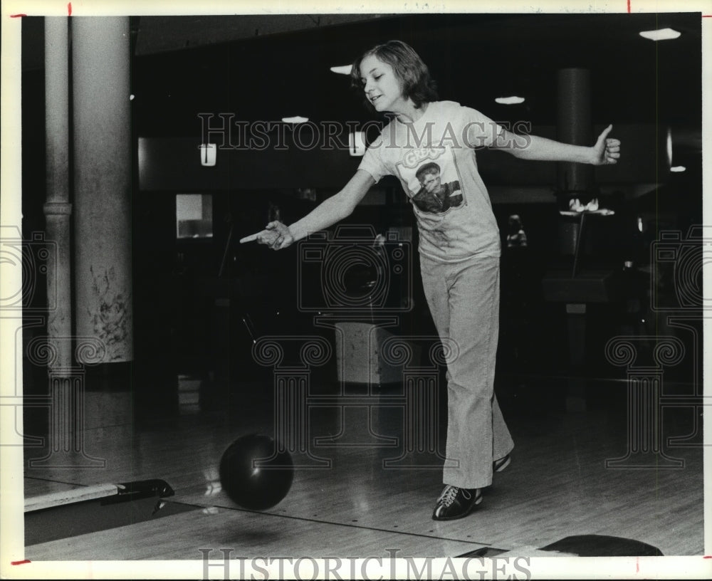 1979 Press Photo Jeanine bowls with the Houston Blind Bowlers League - hca28289- Historic Images