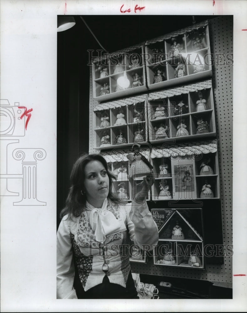 1977 Press Photo Luann Heck holds doll at Hobby Industry Trade Show in Houston