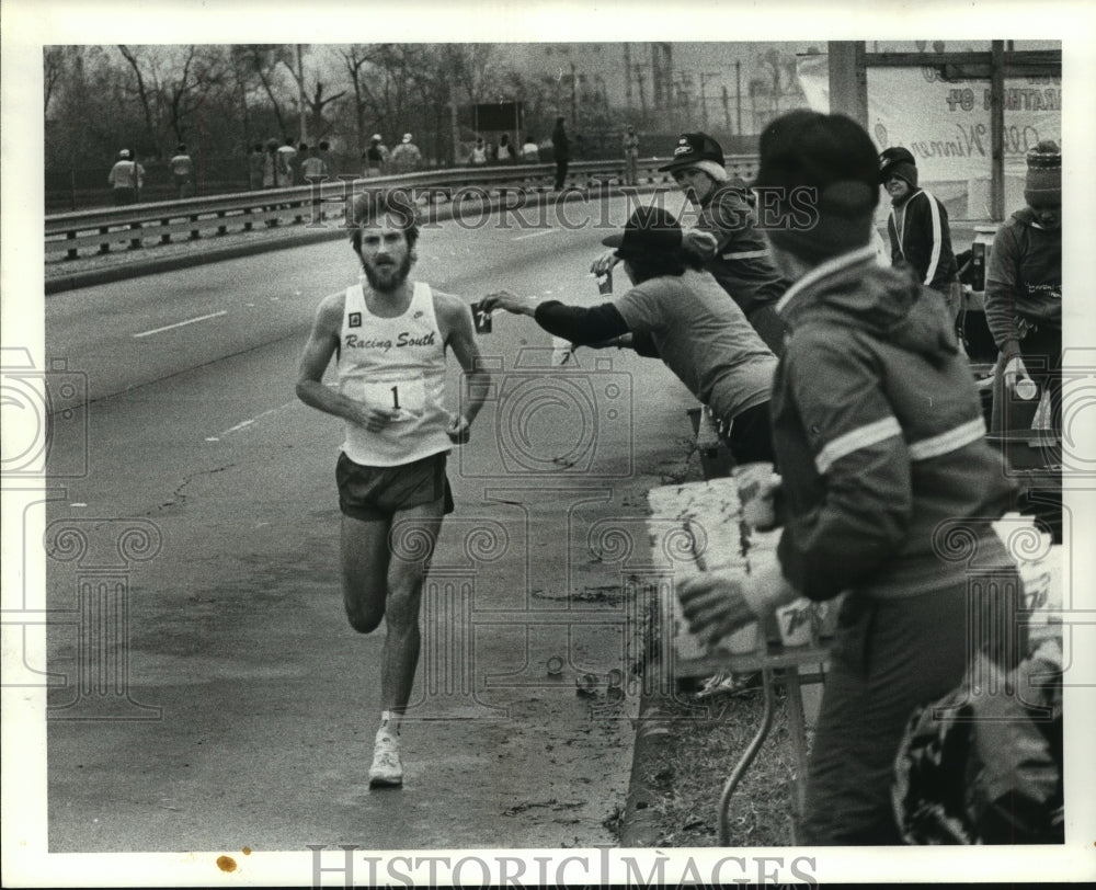 1984 Press Photo Benji Durden passes water station at Houston Marathan- Historic Images