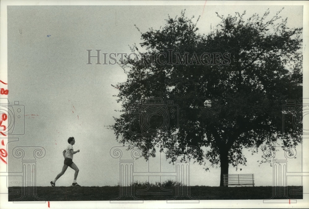 1980 Press Photo Chris Stewart runs to prepare for Houston Marathon - hca28846- Historic Images