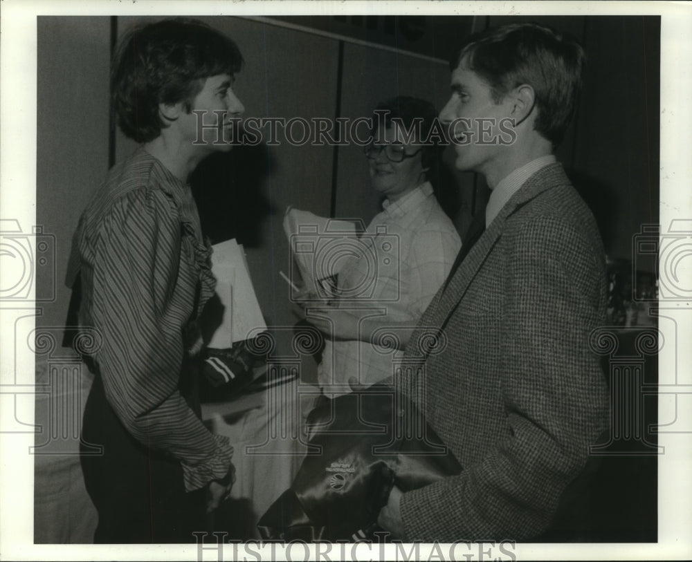 1986 Press Photo Press chat at press conference for Houston-Tenneco Marathon- Historic Images