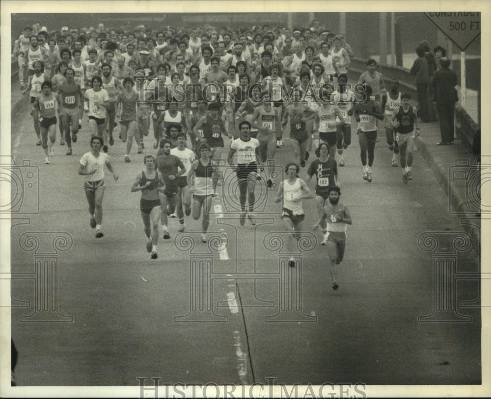 1980 Press Photo Large herd of runners in Houston-Tenneco Marathon cross bridge- Historic Images