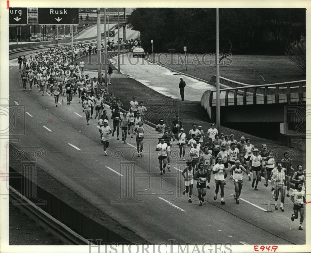 1979 Press Photo Houston Marathon Runners Heading Out on Memorial Drive- Historic Images