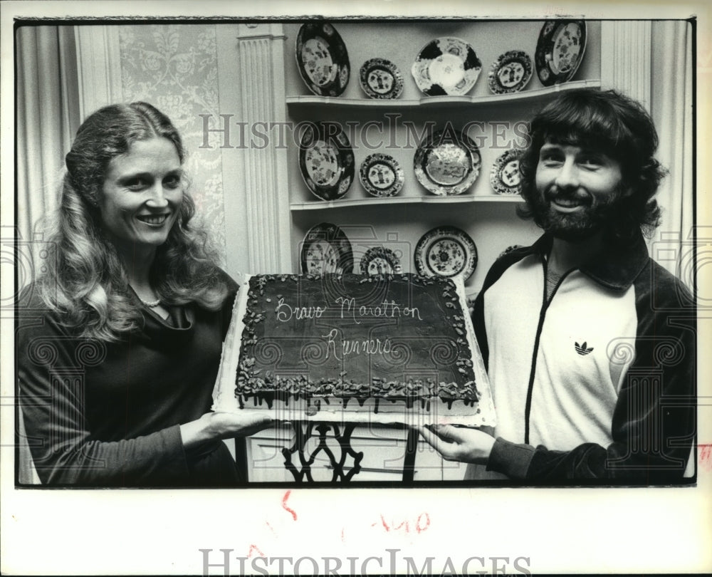 1979 Press Photo Ron Tab &amp; Peggy Kokernot hold Houston Marathon cake - hca28945- Historic Images