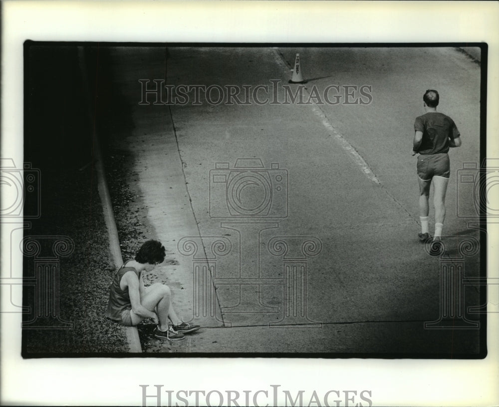 1979 Press Photo Lone Houston Marathon runner passes one sitting - hca28947- Historic Images