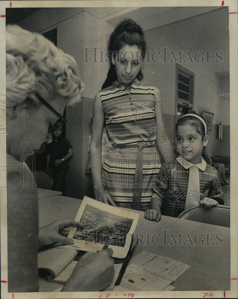 1970 Press Photo Brenda Ann Zapata registers for Houston School with mom