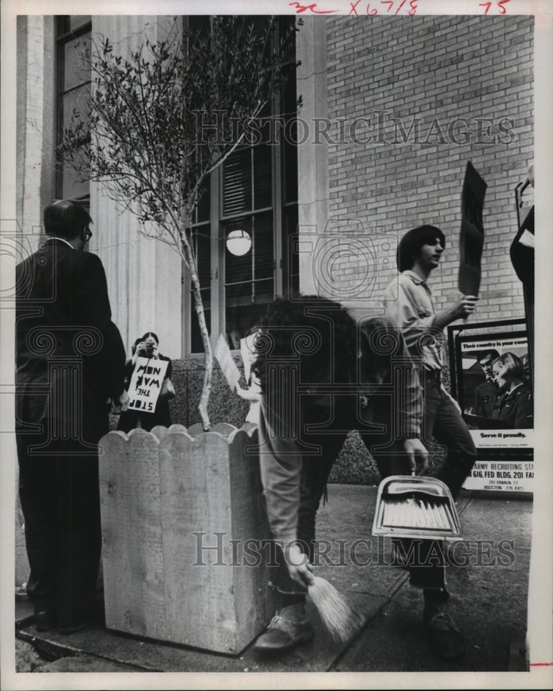 1970 Press Photo Houston Peace Coalition help clean up by Federal Building- Historic Images