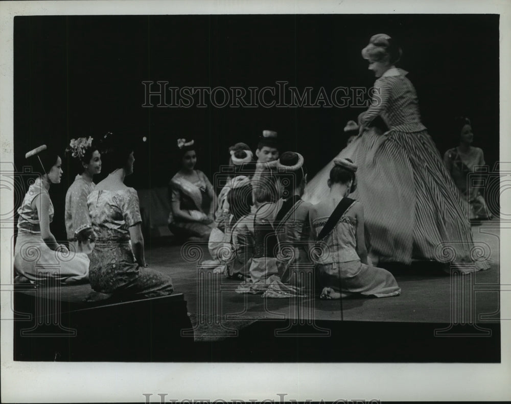 1966 Press Photo Scene from Houston Music Theater's "The King and I" - hca29452