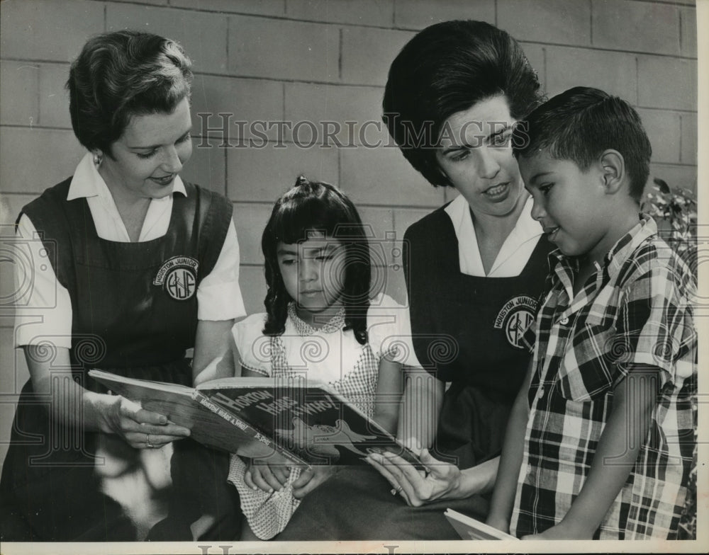 1965 Press Photo Houston Jr. Forum members teach at Helena House in Houston