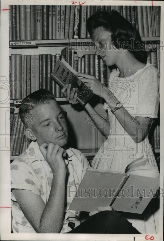 1961 Press Photo Michael Headley and Gay Halliburton read at Houston library