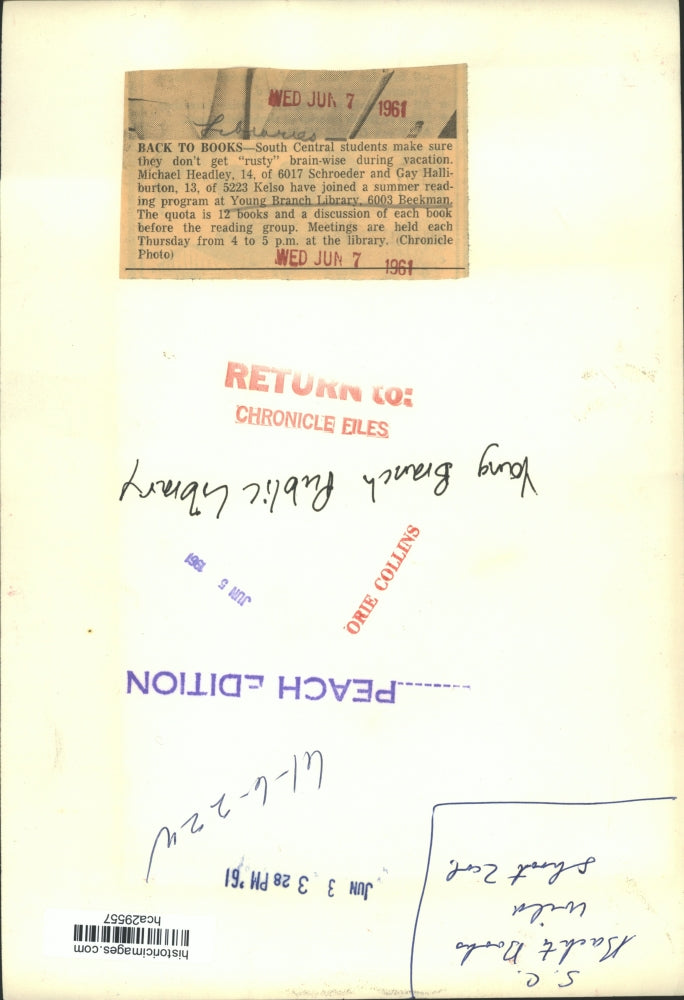 1961 Press Photo Michael Headley and Gay Halliburton read at Houston library