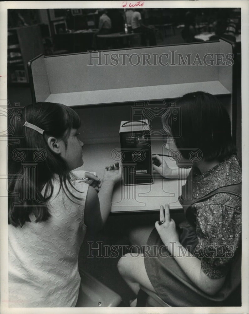 1972 Press Photo Students Lori Stone and Laura Garner watch film in Houston