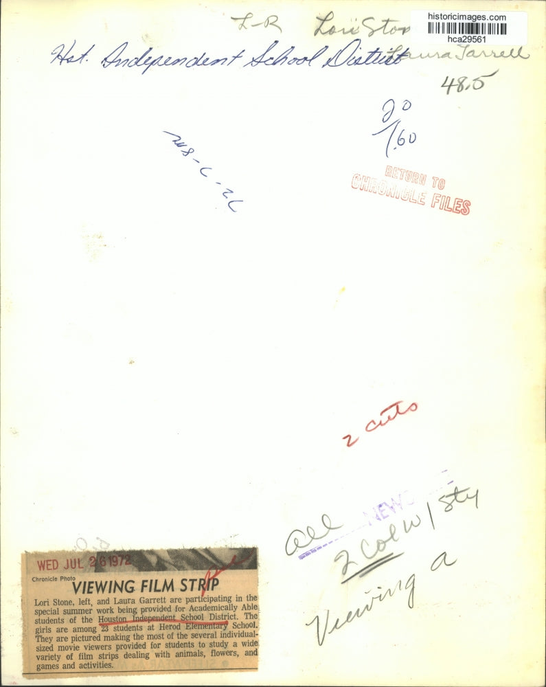 1972 Press Photo Students Lori Stone and Laura Garner watch film in Houston