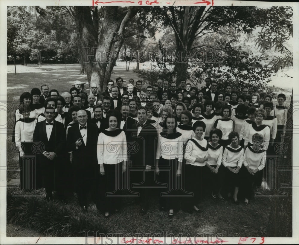 1970 Press Photo Houston Symphony Chorale group photo in the park - hca29748- Historic Images