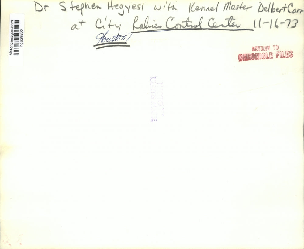 1973 Press Photo Dr. Stephen Hegysei at Houston Rabies Control Center kennel