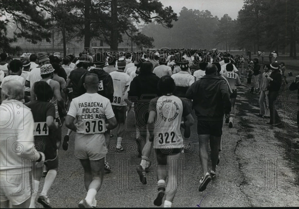 1977 Press Photo Crowd of runner at start of Houston Marathon in Memorial Park- Historic Images