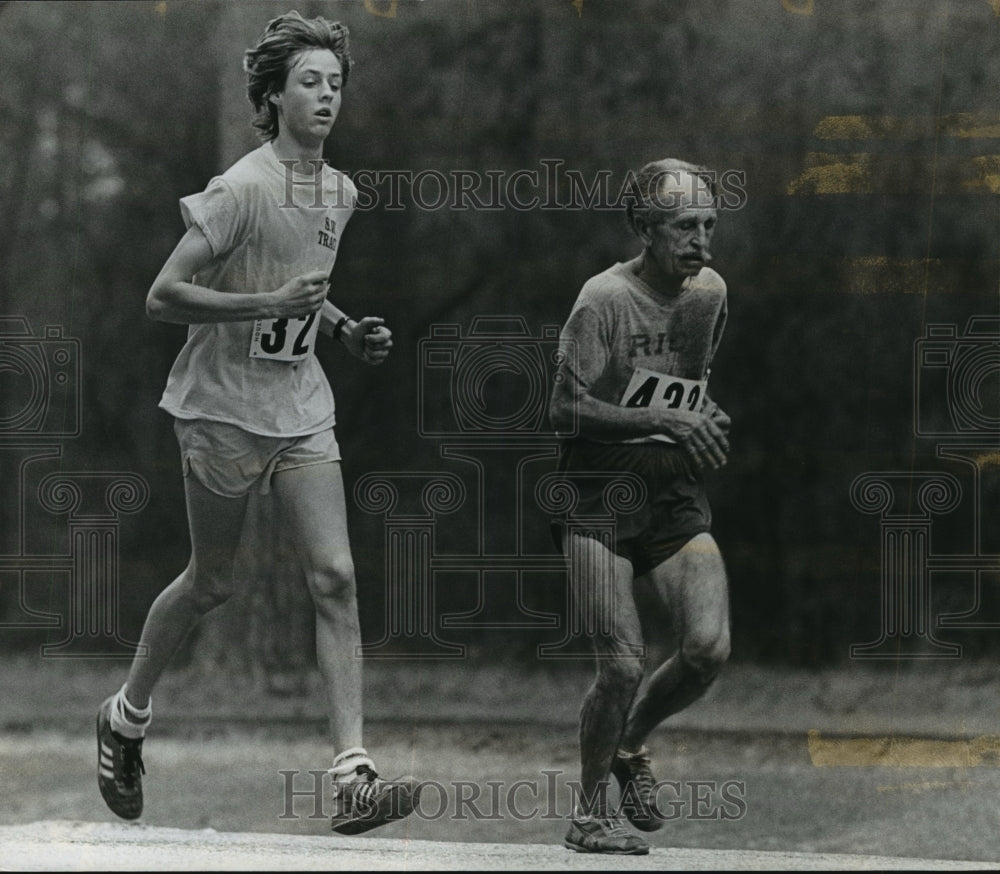 1977 Press Photo Two runners at Houston Marathon - hca29938- Historic Images