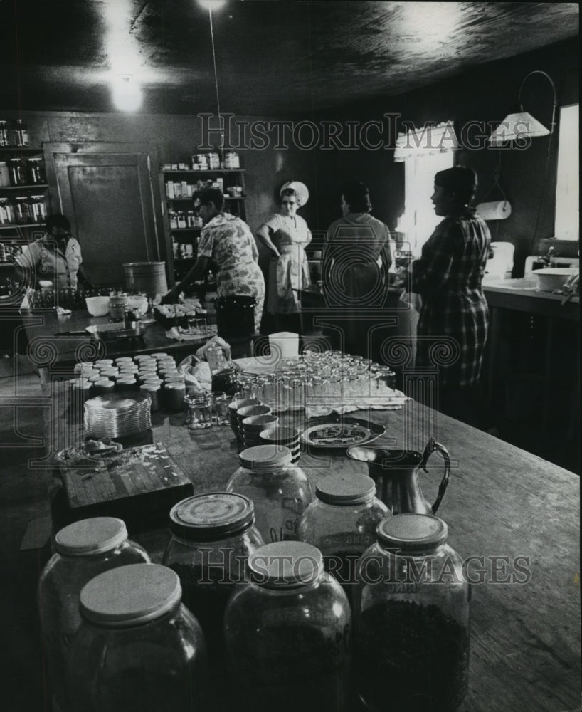 1969 Press Photo Mrs. Hill and cooks in Hilltop Farm kitchen - hca30252- Historic Images