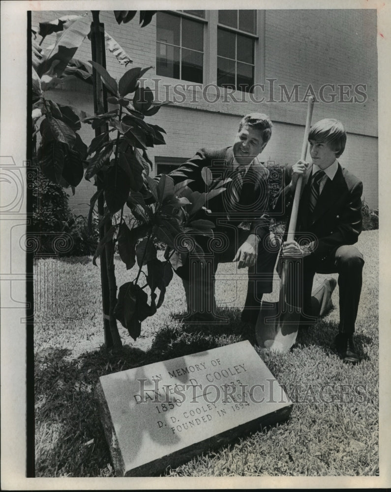 1971 Press Photo Cooley Elementary principal Jesse Martin at tree planting