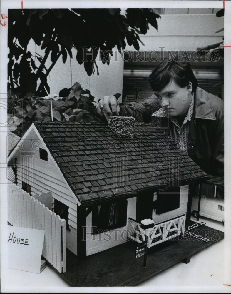 1978 Press Photo John Money works on model house; Harper School student, Houston- Historic Images