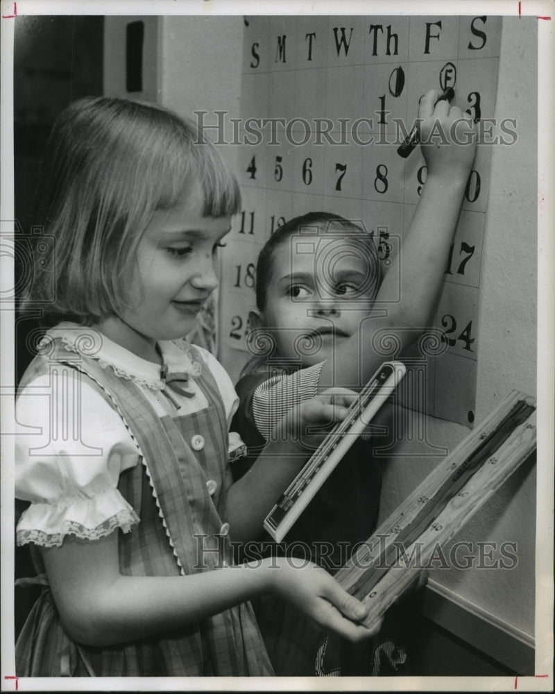 1962 Press Photo Bonner Elem. students Susan Scott and Diane Sanders in Houston